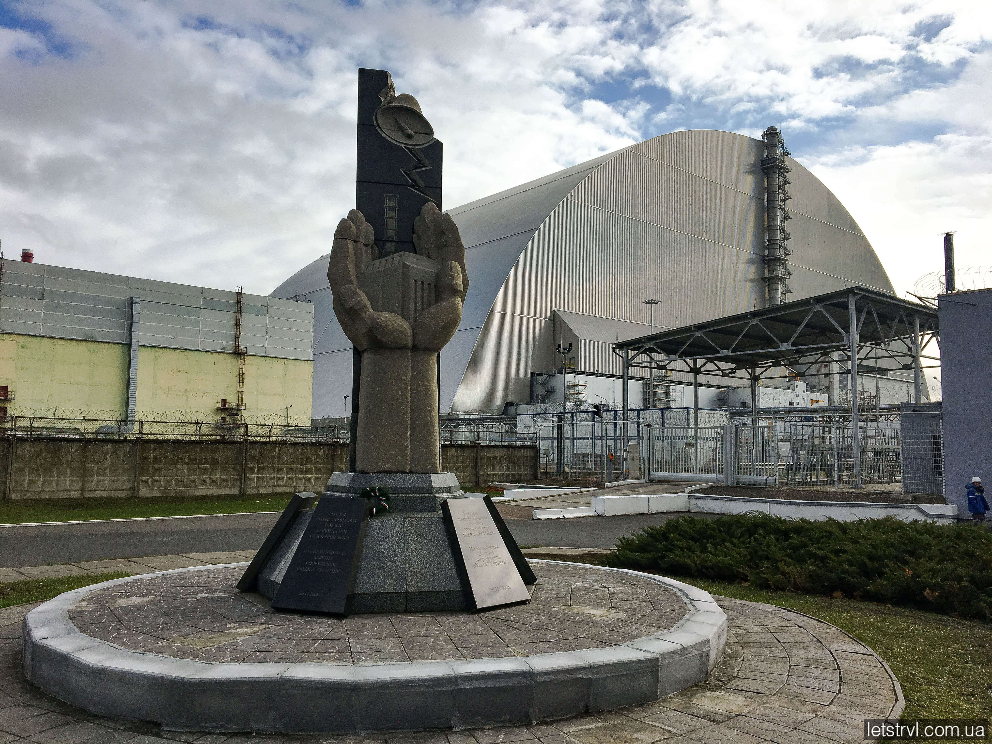 Памʼятник і саркофаг Чорнобильскої АЕС
