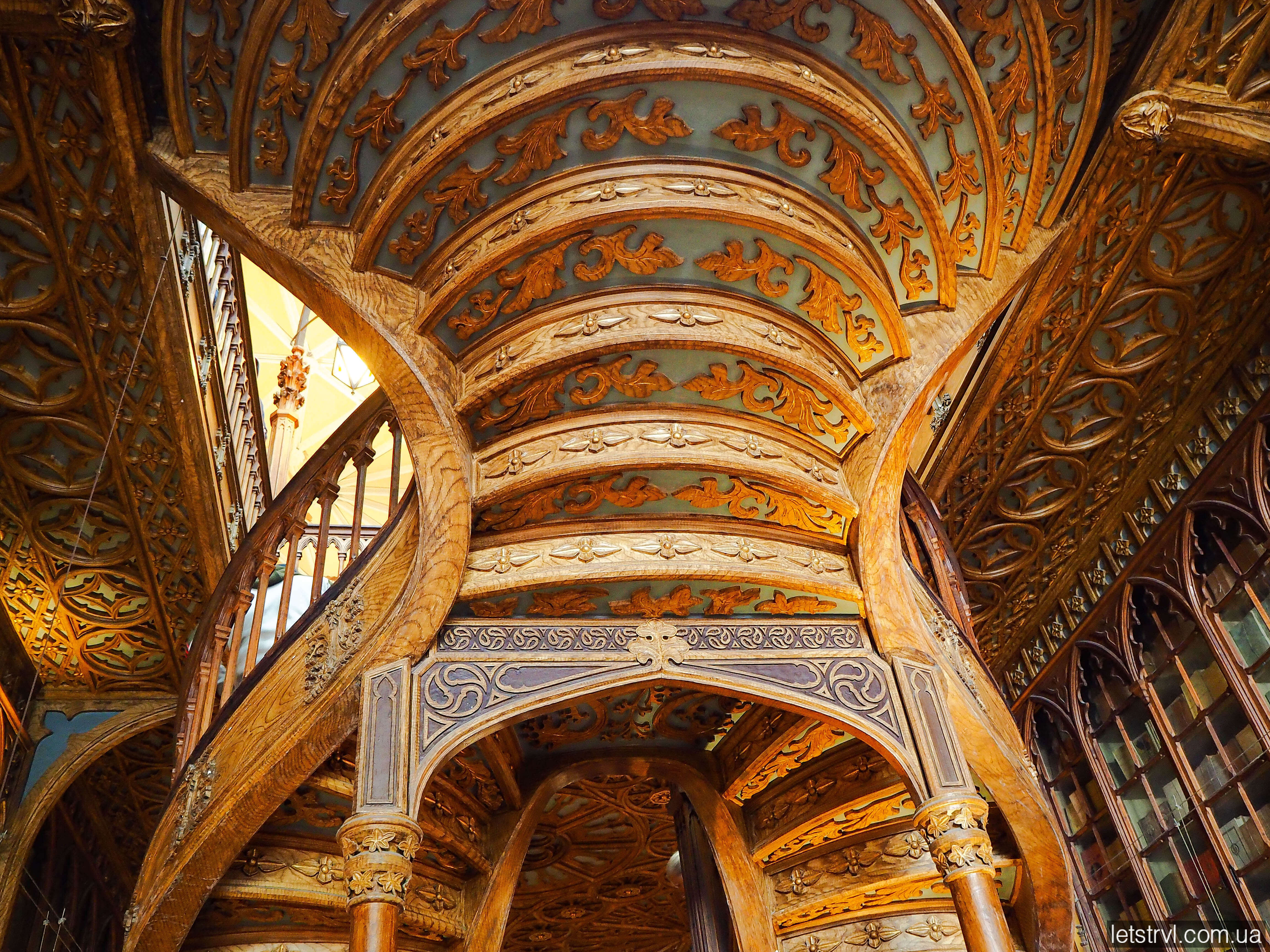 Сходи в книгарні Livraria Lello Порту