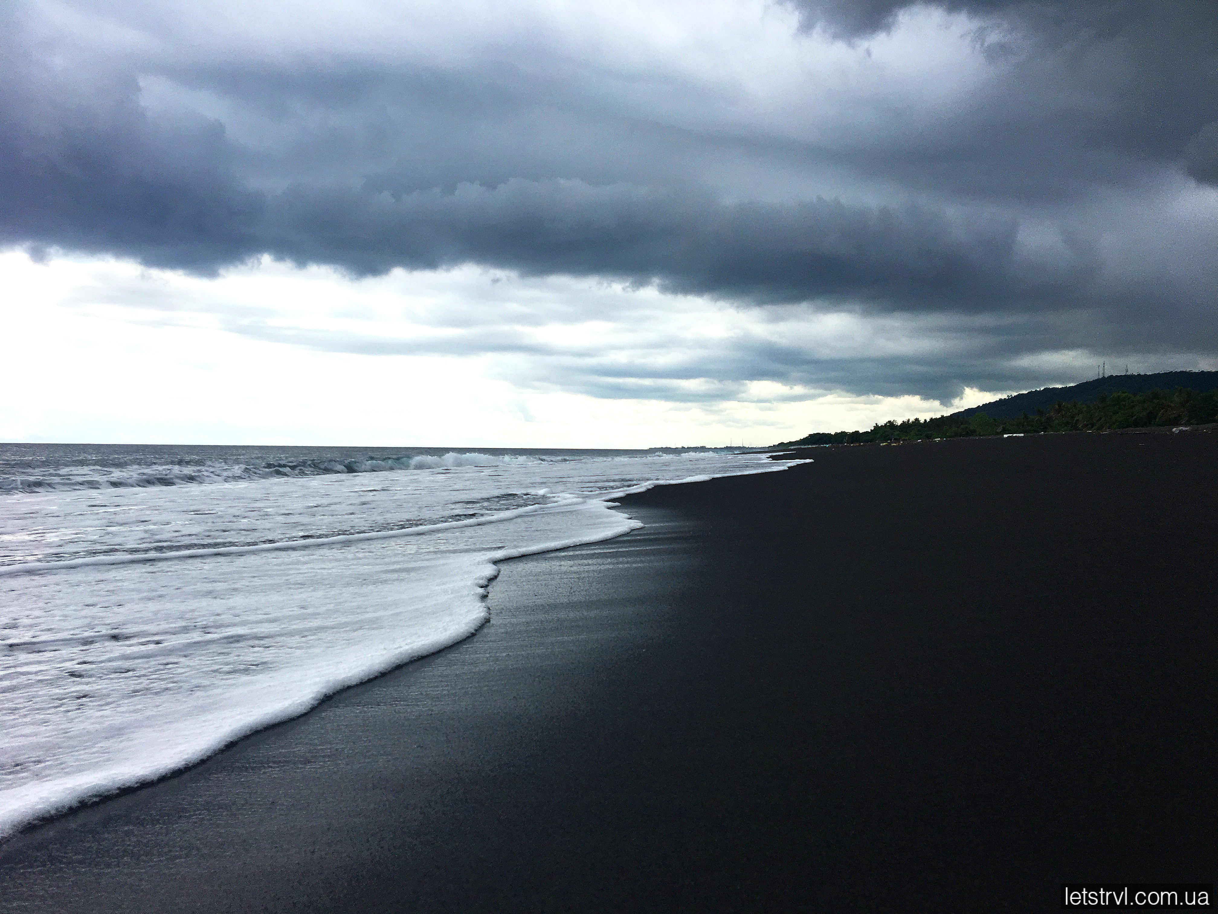 Чорний пляж Мімба на Балі